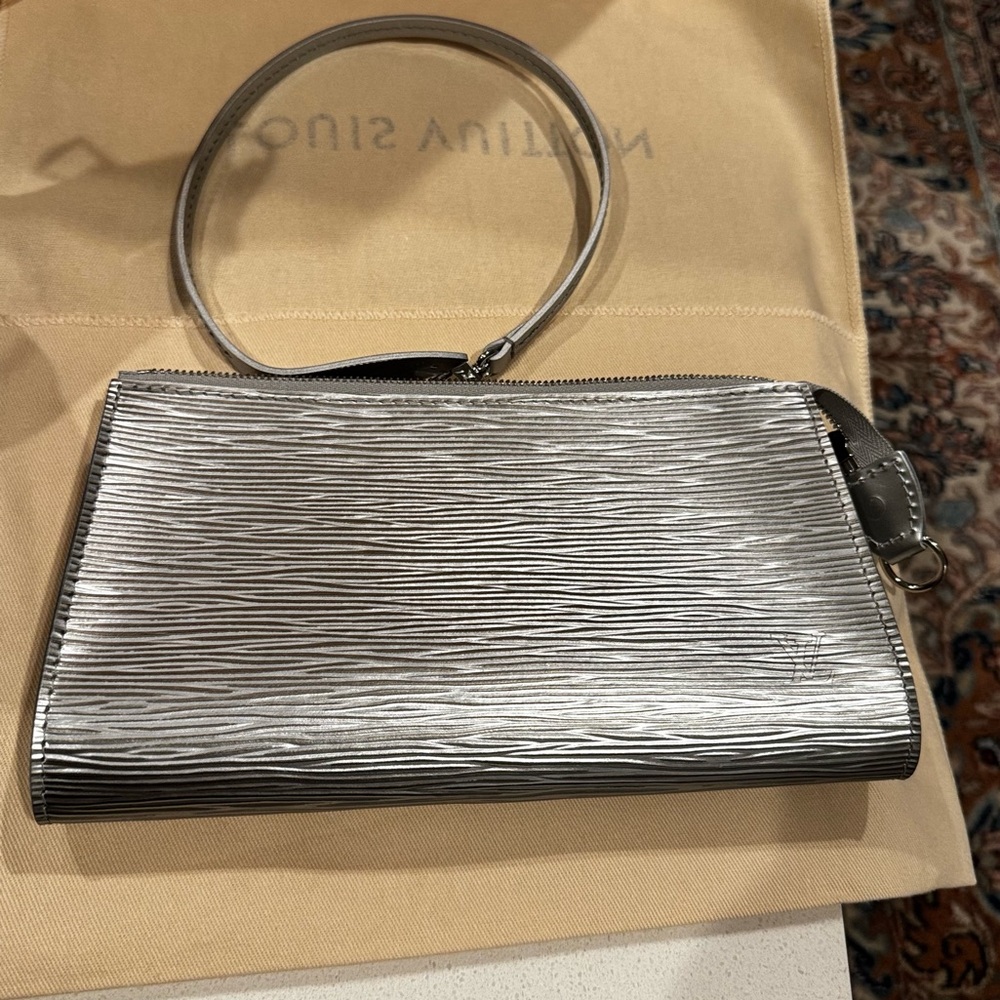 NEW Louis Vuitton Pochette Accessoires Silver Epi Leather - Picture 9 of 10